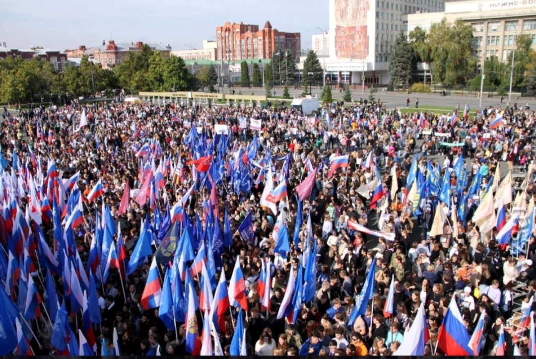 Вчера администрация Фонда "Добрые взрослые" вместе с подопечными посетили митинг в поддержку референдумов в ДНР и ЛНР "Своих не бросаем"!